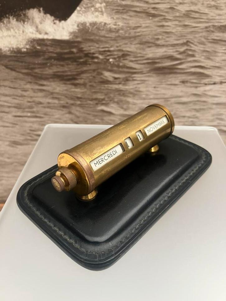 Vintage eeuwigdurende kalender, messing/leder, Diversen, Kalenders, Gebruikt, Dagkalender, Ophalen of Verzenden