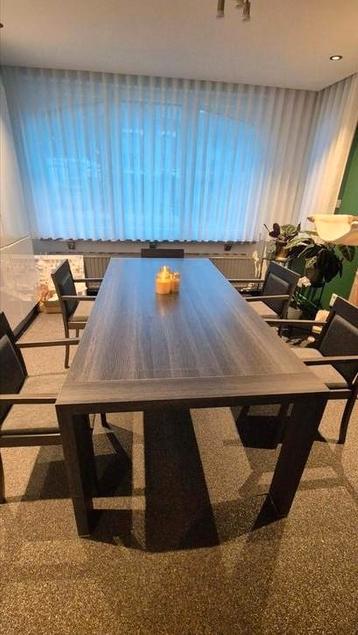 Stevige eettafel met 8 stoelen  beschikbaar voor biedingen