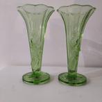 2 art deco vazen in uranium glas, Antiek en Kunst, Ophalen