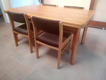 Grote eettafel, nog uitrekbaar met 6 stoelen. beschikbaar voor biedingen