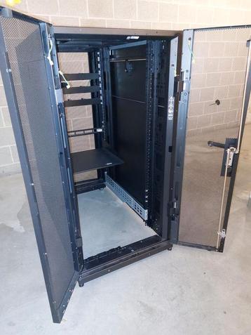 Armoire  APC - Armoire de serveur - Data Rack  disponible aux enchères