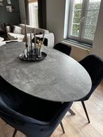 Mooie ovalen tafel, Enlèvement