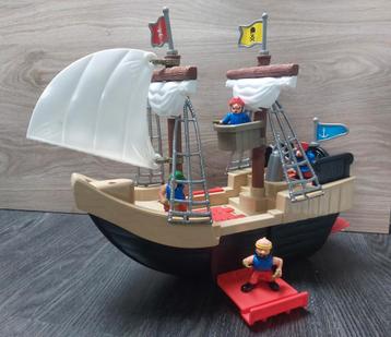 Piratenbootje met 4 poppetjes en kanon  beschikbaar voor biedingen