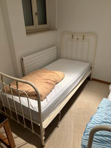 2 eenpersoonsbedden beschikbaar voor biedingen