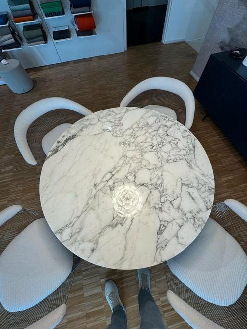 Stoelen tulipe eero saarinen tafels . peaux de mouton, Huis en Inrichting, Complete eetkamers, Zo goed als nieuw, Ophalen of Verzenden