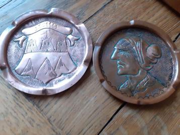 Twee decoratieve koperen schaaltjes (gesigneerd G. Lhoste) beschikbaar voor biedingen