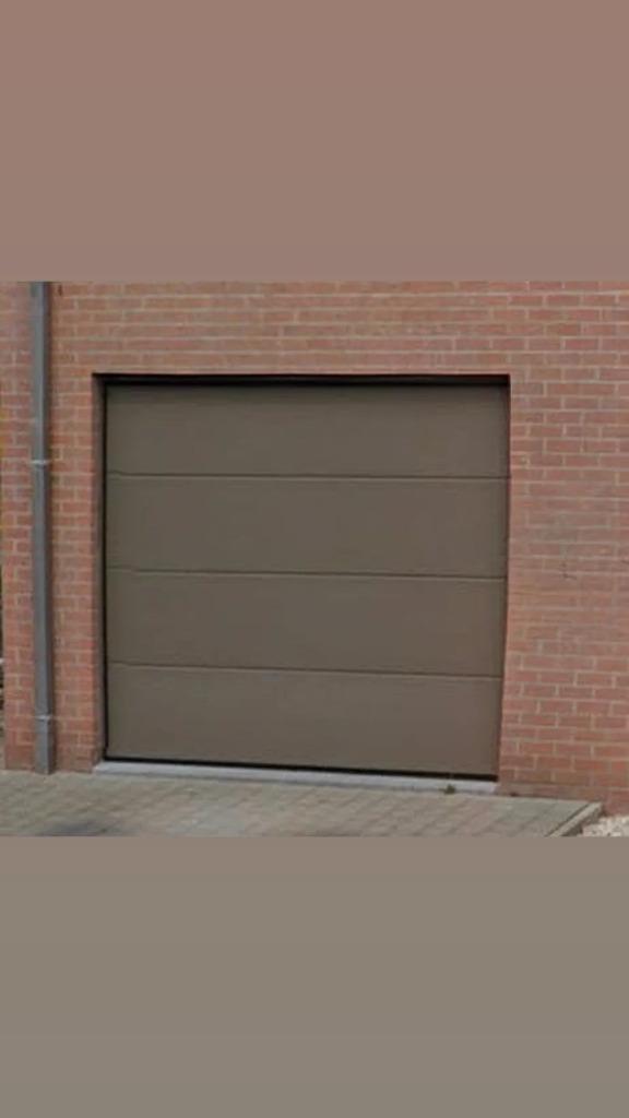 Gemotoriseerde sectionale garagedeur, Doe-het-zelf en Bouw, Deuren en Vliegenramen, Zo goed als nieuw, Garagedeur, Ophalen of Verzenden