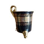 Kleine cup in empirestijl: geometrisch Grieks decor