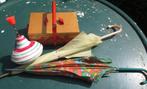 Kleuternaaikistje , tol, 2 parapluutjes brocante, Ophalen of Verzenden