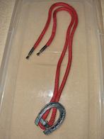 Hoefijzerstropdas paardrijketting rood touw 80 cm, Handtassen en Accessoires, Kettingen, Overige materialen, Ophalen of Verzenden