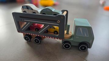 Vrachtwagen met oplegger en 4 auto's  beschikbaar voor biedingen