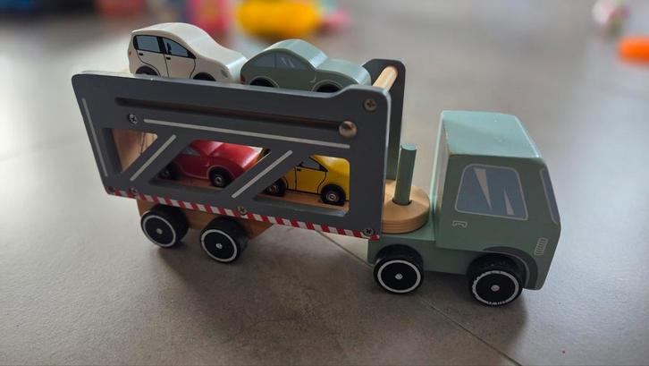 Vrachtwagen met oplegger en 4 auto's, Kinderen en Baby's, Speelgoed | Houten speelgoed, Gebruikt, Overige typen, Ophalen of Verzenden