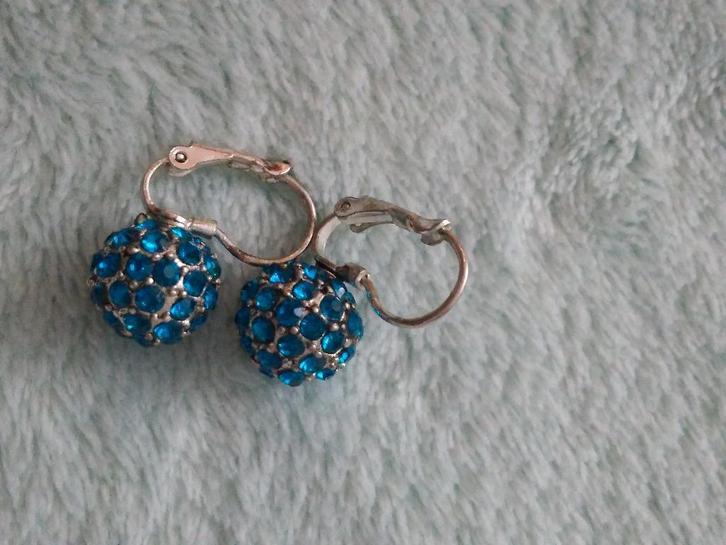Boucles d'oreilles rondes en strass bleu, Bijoux, Sacs & Beauté, Boucles d'oreilles, Neuf, Puces ou Clous, Autres matériaux, Bleu