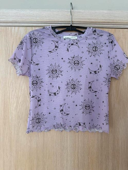 Lila Crop top met tekening  van Pull & Bear, Kleding | Dames, T-shirts, Zo goed als nieuw, Maat 38/40 (M), Paars, Korte mouw, Ophalen of Verzenden
