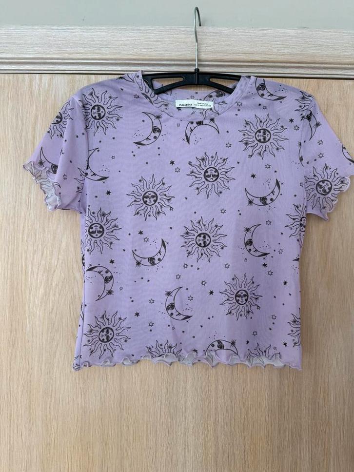 Lila Crop top met tekening  van Pull & Bear, Kleding | Dames, T-shirts, Zo goed als nieuw, Maat 38/40 (M), Paars, Korte mouw, Ophalen of Verzenden