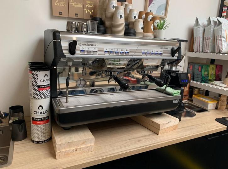 Nuova Simonelli Appia II + koffiemolen m, Zakelijke goederen, Horeca | Keukenapparatuur, Koffie en Espresso, Gebruikt, Ophalen