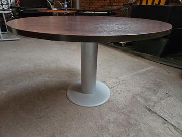 Ronde tafel van staal en melaminehout 120 cm beschikbaar voor biedingen