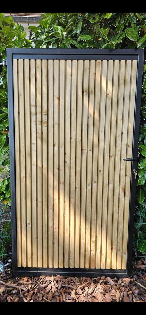 Moderne tuinpoort, zwart staal met hout. tuindeur poort slot, Tuin en Terras, Tuinpoorten, Nieuw, Draaipoort, Hout, 150 tot 200 cm