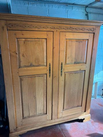 Grote houten kast beschikbaar voor biedingen