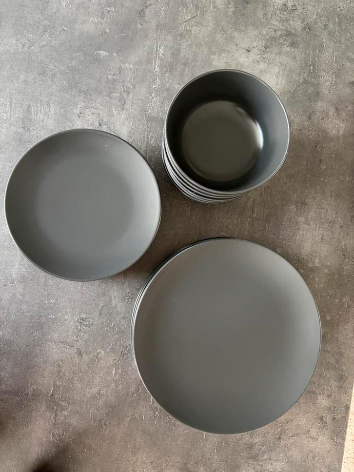 Serviesset IKEA – mat zwart – 18-delig, Maison & Meubles, Cuisine | Vaisselle, Comme neuf, Assiettes(s), Poterie, Enlèvement