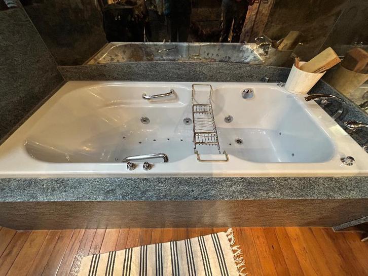 Groot breed inbouw ligbad met hydrojets en massage, Maison & Meubles, Salle de bain | Salle de bain complète, Utilisé, Avec baignoire