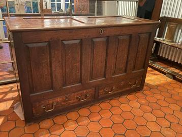 Grand coffre en bois ancien beschikbaar voor biedingen