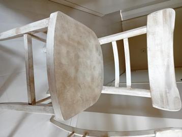 Houten stoelen beschikbaar voor biedingen