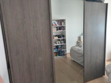 Grote kledingkast beschikbaar voor biedingen