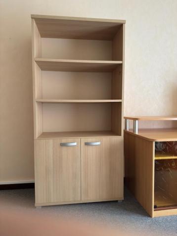 Boekenkast in hout/fineer beschikbaar voor biedingen