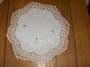 Napperon rond en coton brodé blanc beschikbaar voor biedingen