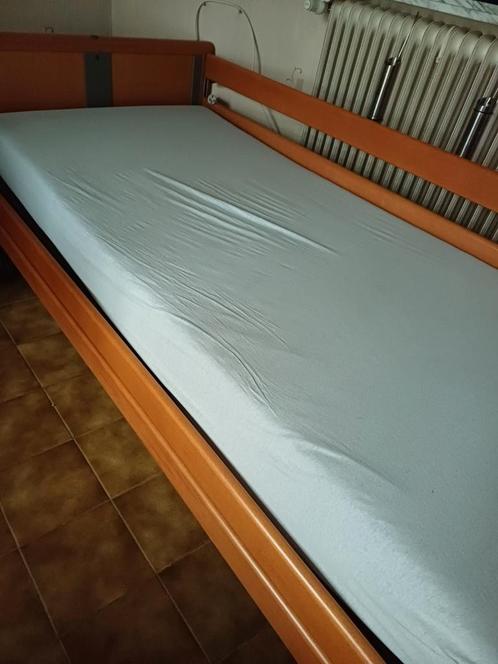 Hoog/laag bed (zorgbed) + bijhorende matrassen (gewone matra, Huis en Inrichting, Slaapkamer | Bedden, Zo goed als nieuw, 200 cm