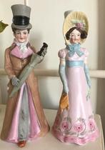 Paire de bougeoirs, couple élégants, en porcelaine numérotés