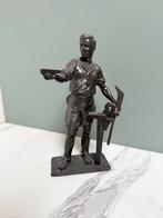 Beeld zamac ijzer 25cm beroep gieterijmerk "J.M. Belgium, Antiek en Kunst, Ophalen