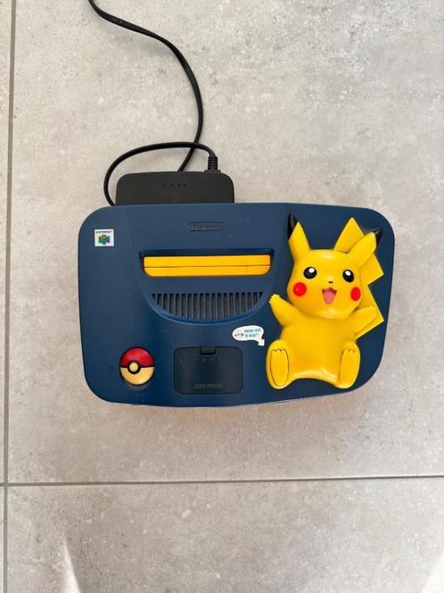 Nintendo 64 Pikachu Edition met 2 controllers, FIFA 99 & HDM, Games en Spelcomputers, Spelcomputers | Nintendo 64, Gebruikt, Met 2 controllers