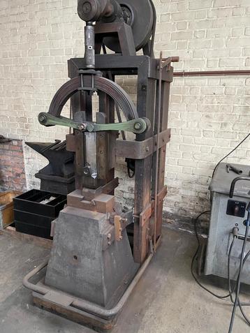 smidsehamer met veer beschikbaar voor biedingen