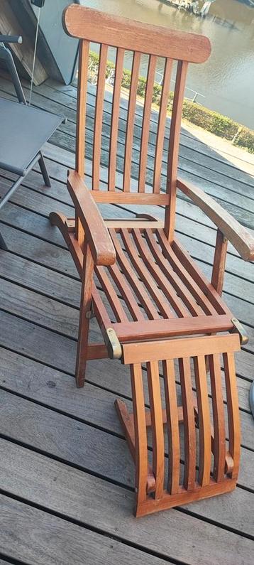 Houten (teak) ligstoel met kussen beschikbaar voor biedingen
