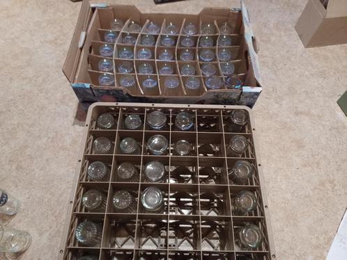 50 glazen voor bier met glazenkrat in goede staat, Huis en Inrichting, Keuken | Servies, Gebruikt, Glas of Glazen, Glas, Ophalen