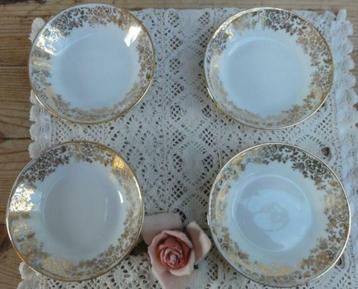 4 Franse lage porseleinen schaaltjes, goud kleurige sierrand beschikbaar voor biedingen