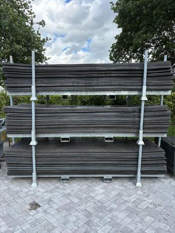 Grote partij gebruikte kunststof rijplaten 300x100cm te koop beschikbaar voor biedingen