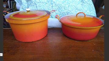 VIER GIETIJZER KOOKPOTTEN beschikbaar voor biedingen