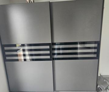 Ruime schuifdeurkast met glazen accenten 2 stuks beschikbaar voor biedingen