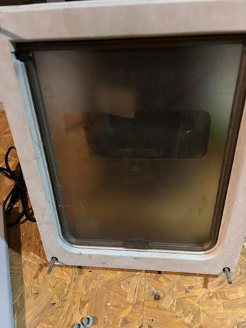 Dogmate hondenluik met afsluitklep beschikbaar voor biedingen