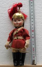 Vintage Engelse Queens Guard doll, Verzamelen, Poppen, Ophalen of Verzenden, Zo goed als nieuw, Pop