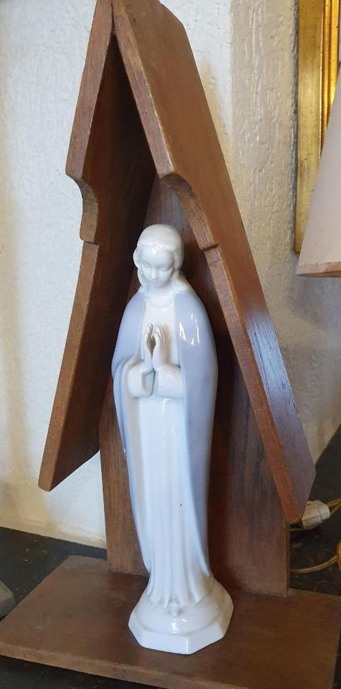 Wit porseleinen Mariabeeld met blauwe mantel in houten kapel, Antiek en Kunst, Antiek | Religieuze voorwerpen, Ophalen