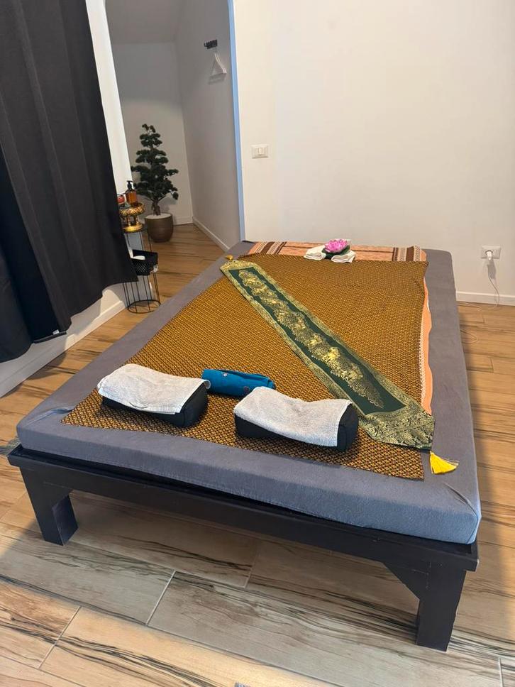 Thaise massage tafel 140x220, Sport en Fitness, Massageproducten, Zo goed als nieuw, Ophalen