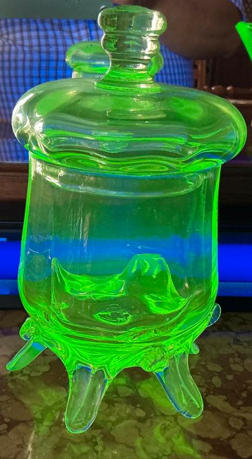 Mondgeblazen dekselpot uit uraniumglas, Antiek en Kunst, Antiek | Glaswerk en Kristal, Ophalen of Verzenden