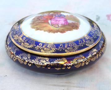 boite a bijoux porcelaines bleu or et galants de limoges  beschikbaar voor biedingen