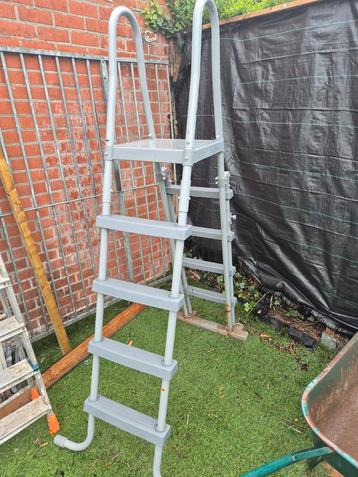 Zwembad ladder beschikbaar voor biedingen