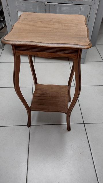 Hoge  houten bijzettafel/plantenstandaard beschikbaar voor biedingen