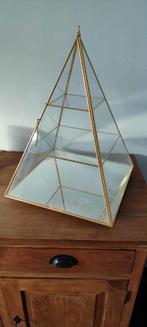 Vitrine kastje pyramide, Ophalen, Gebruikt